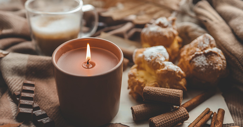 Burning candle with the smell of chocolate and cinnamon Burning candle with the smell of chocolate and cinnamon
